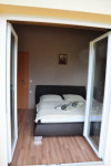 Vanaf balkon kijk loop je zo de slaapkamer in